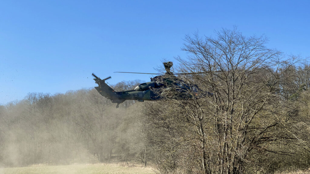 TIGER im Tiefstflug (l.). Foto: Kampfhubschrauberregiment 36