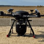 Eine MILTON-Drohne, die mit einer SIGINT-Nutzlast von Rohde & Schwarz ausgestattet ist, kann den Ursprung einer verdächtigen Kommunikation lokalisieren. (Bild: MILTON)