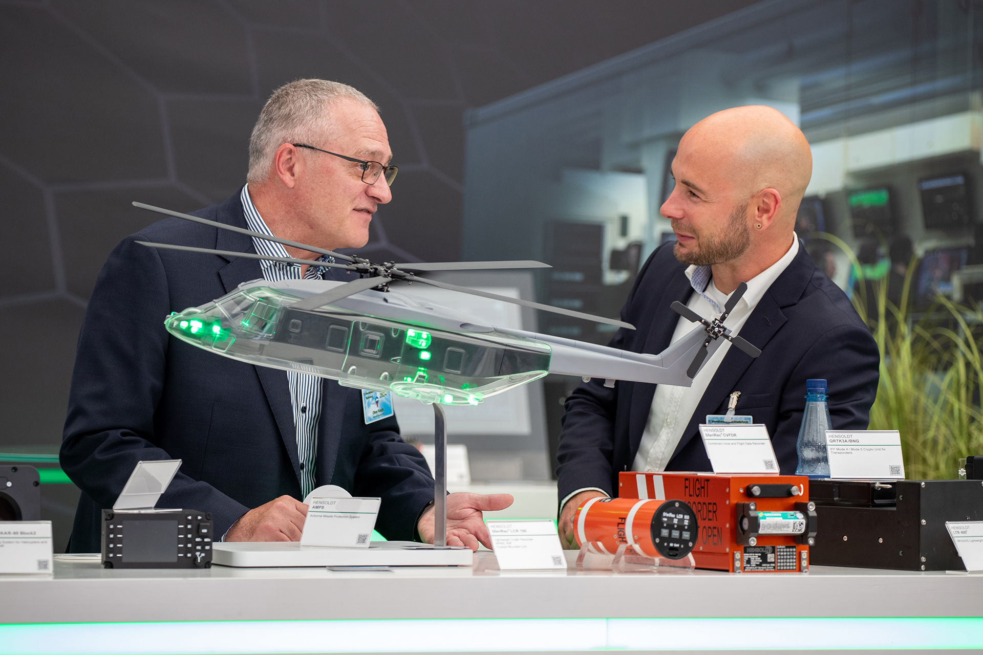 Internationales Hubschrauberforum: Fachgespräch am Ausstellungsstand von Hensoldt