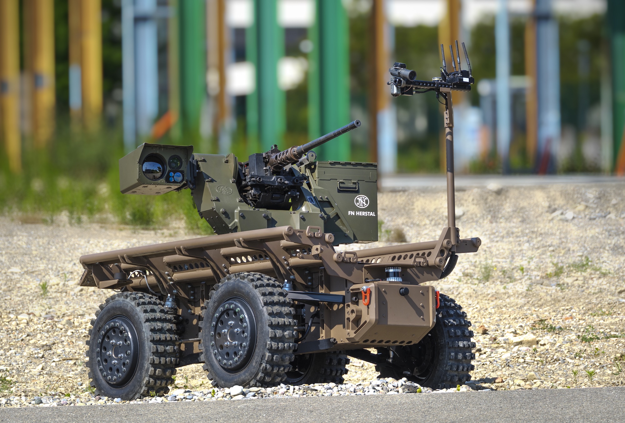 ISL – UGV AUROCHS mit Waffenstation und 12,7-mm-Maschinengewehr von FN Herstal.