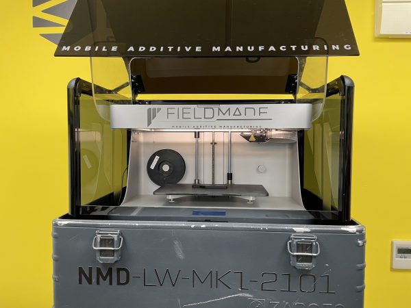 Der mobile 3D-Drucker Nomad LW MK 1 von Fieldmade AS, basierend auf der Technologie des Markforged Mark Two von Mark3D, augeliefert mit einem robusten Koffer für einen beschädigungsfreien Transport.