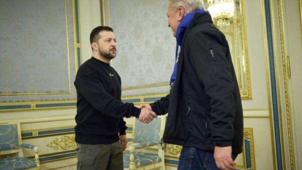 Rheinmetall fing früh nach Beginn des russischen Angriffs damit an, die Ukraine bei ihrem Freiheitskampf zu unterstützen. Hier ein Treffen zwischen dem ukrainischen Präsidenten Wolodymyr Selenskyj und Armin Papperger, Vorstandsvorsitzender der Rheinmetall AG. Nun nimmt der Aufbau der Fabrik für Munition in der Ukraine konkrete Gestalt an.