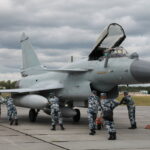 Kampfflugzeug J-10: Bodenpersonal bereitet eine J-10B vor.
