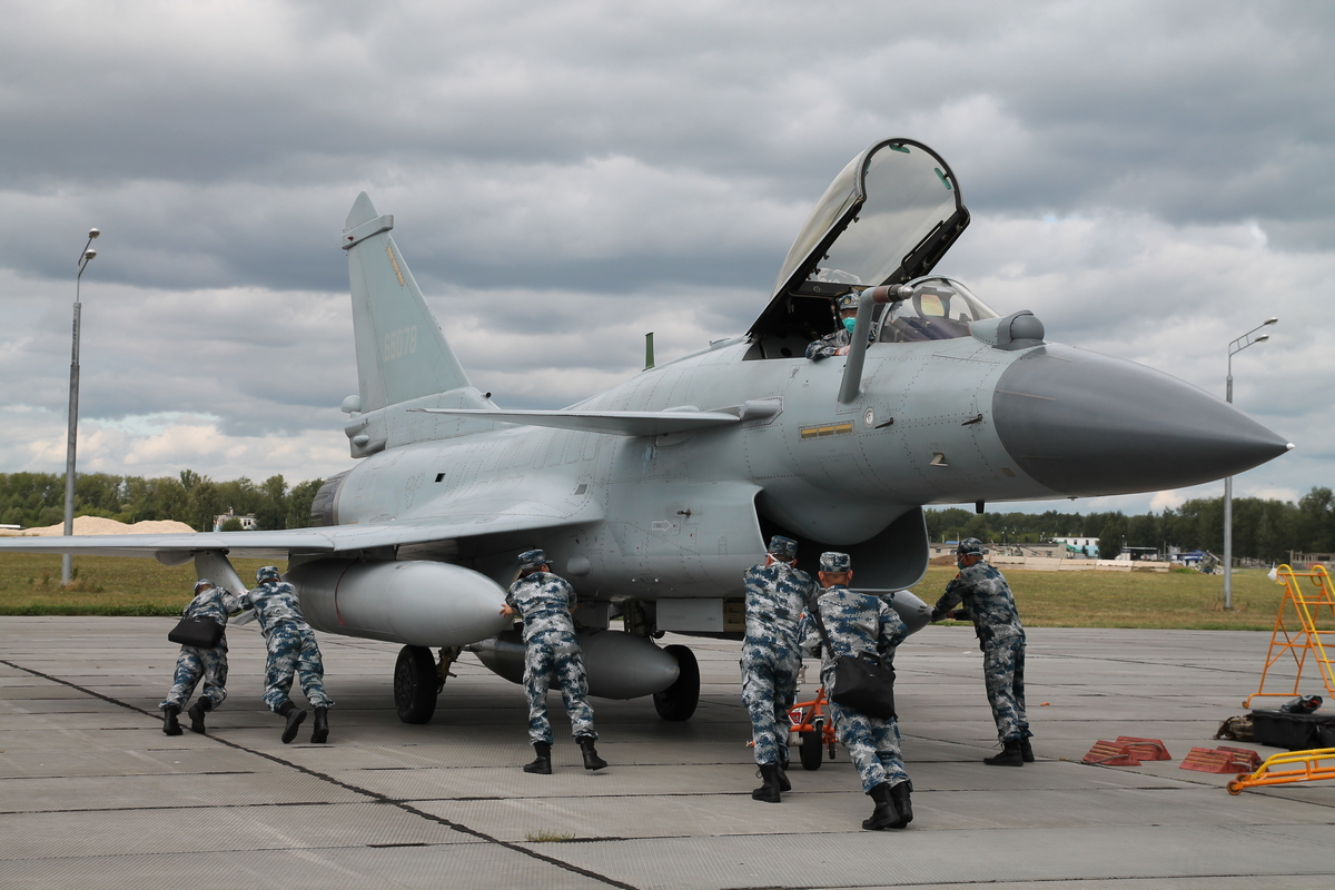 Kampfflugzeug J-10: Bodenpersonal bereitet eine J-10B vor.