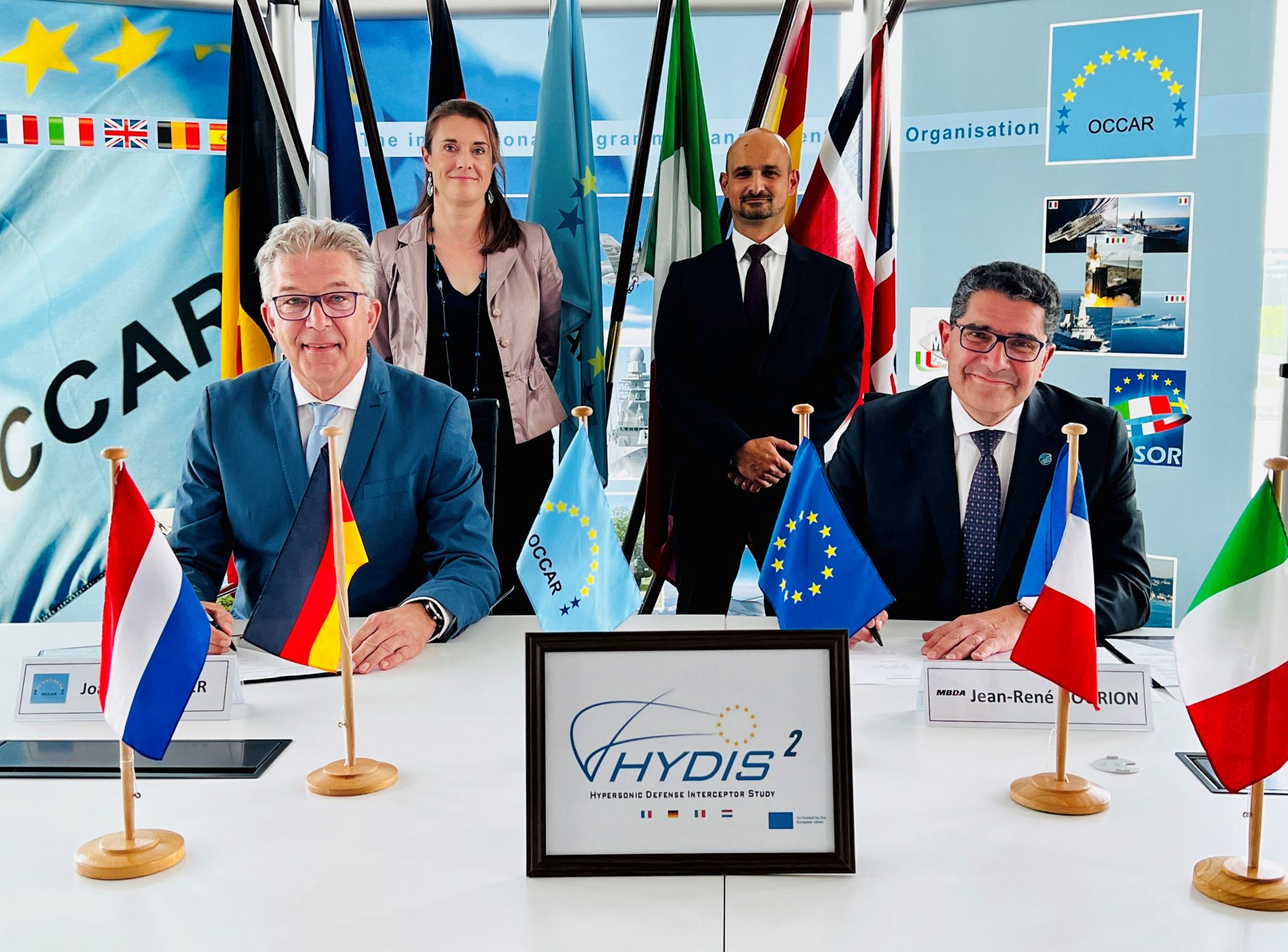 OCCAR-Direktor Joachim Sucker und Jean-René Gourion von MBDA unterzeichneten gestern die notwendigen Verträge zum Start der HYDIS²-Konzeptphase.