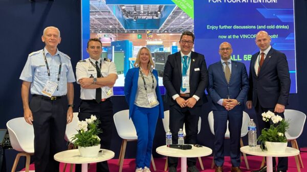 Das Podium auf der Eurosatory 2024 zum Thema Green Defence (v. l. n. r.): Oberst Robert Šipec (Verteidigungsministerium Slowenien), Raphael Danino-Perraud (Verteidigungsministerium Frenkreich), Dorothee Frank (cpm Defence Network), Daniel Zeitler (Vincorion), Dr. Constantinos Hadjisavvas (EDA) und Sascha Brüning (Vincorion).