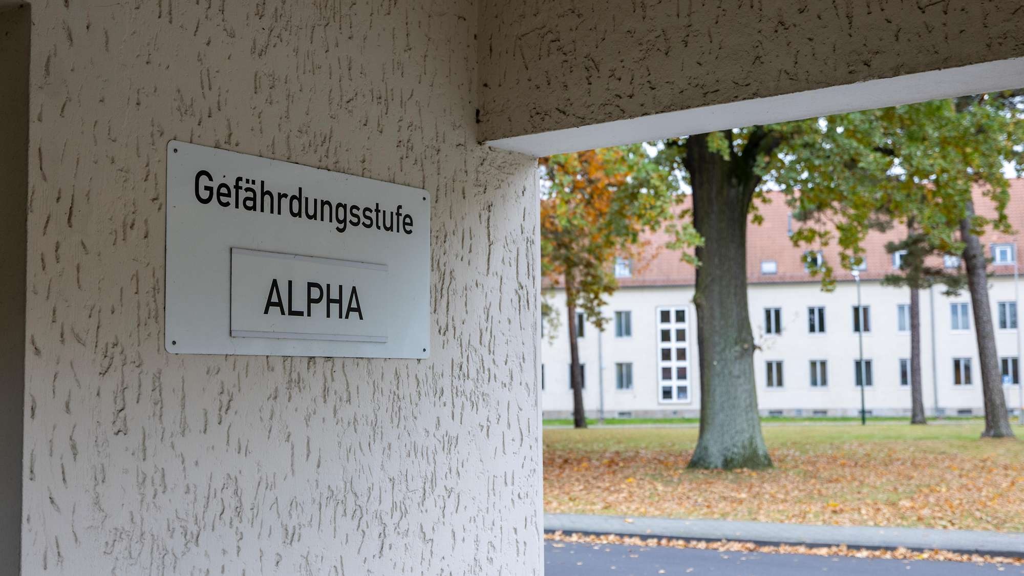 Bedrohungslage Hinweisschild an der Julius-Leber-Kaserne in Berlin: Die Gefährdungsstufe Alpha signalisiert Normalbetrieb – eine abstrakte Bedrohungslage durch Terror oder Sabotage bleibt jedoch bestehen. Wie schützt sich die Bundeswehr?