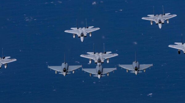 Die drei deutschen Eurofighter fliegen erstmalig im Rahmen der Übung Nippon Skies bei Luftkampfübungen in Japan. Sie werden von Mitsubishi F-15J begleitet.