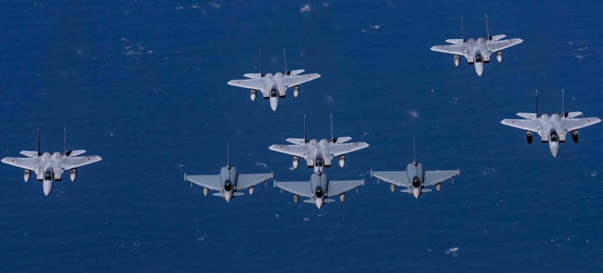 Die drei deutschen Eurofighter fliegen erstmalig im Rahmen der Übung Nippon Skies bei Luftkampfübungen in Japan. Sie werden von Mitsubishi F-15J begleitet.