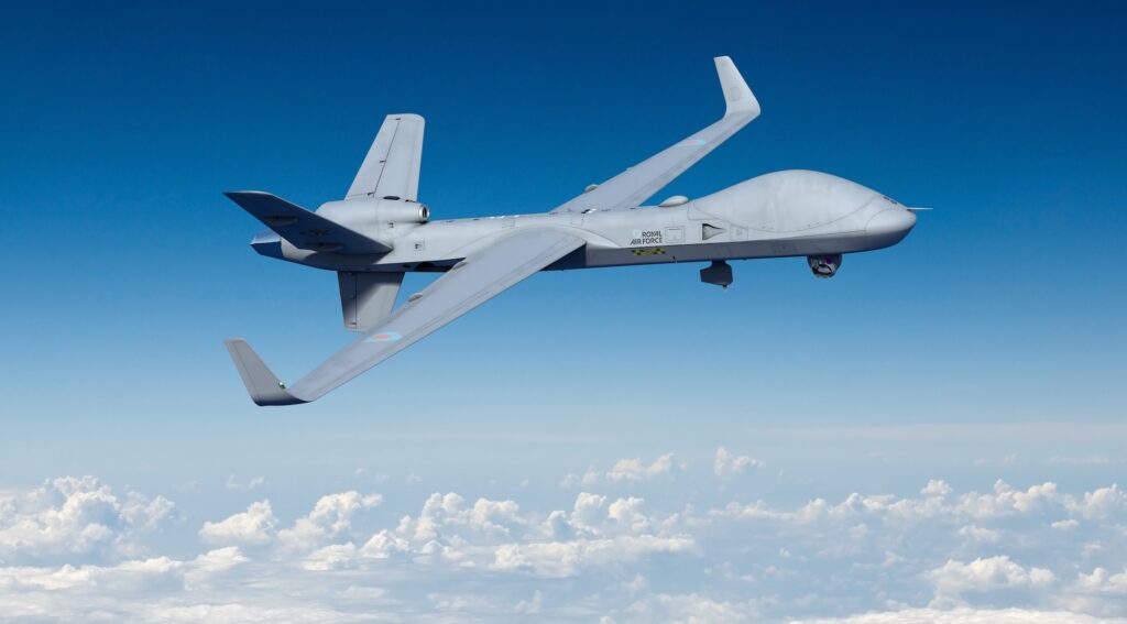 Die Protector RG Mk 1 (MQ-9B) – ein neues unbemanntes Luftfahrzeug der Royal Air Force. Die Plattform dient der NATO als Referenz, um die Vorgaben aus AEP-107 und STANAG 4811 zur Kollisionsvermeidung praktisch zu erproben.