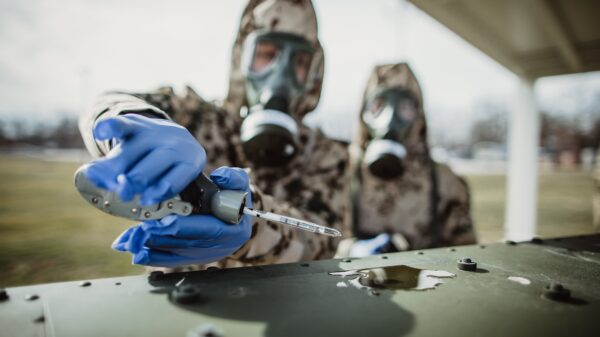 Einsatznahe Ausbildung wird auch bei der Probennahme geübt. Foto: Bundeswehr / Jana Neumann