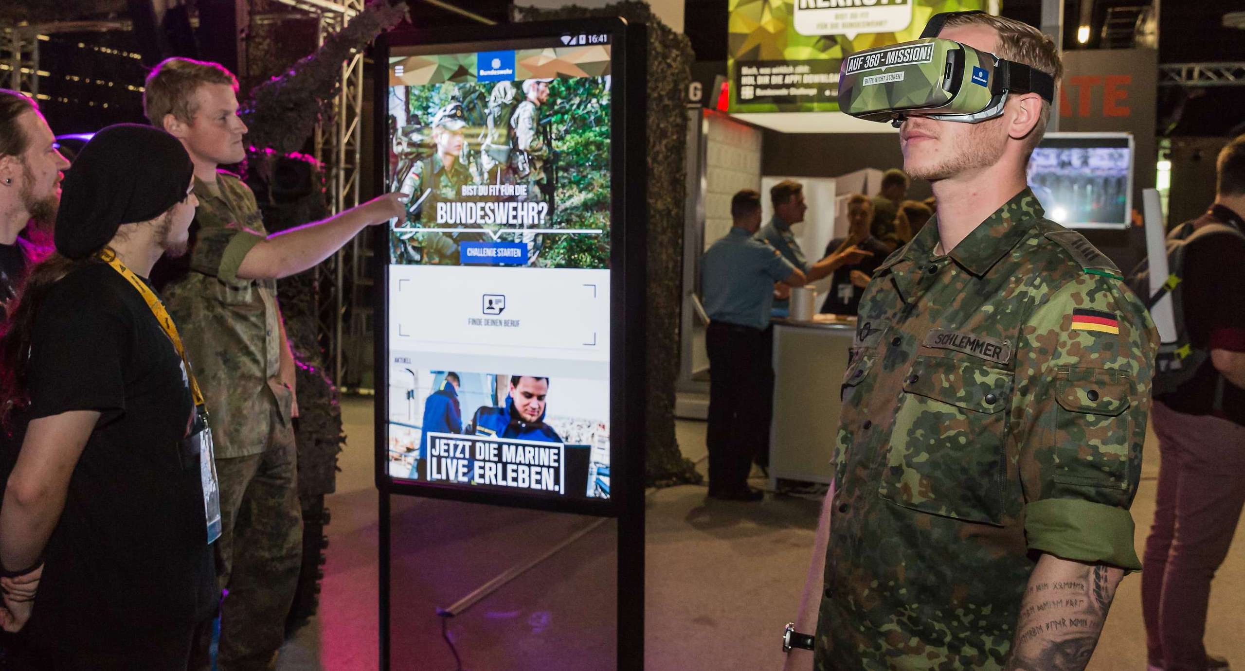 Jedes Jahr besuchen rund 300.000 Interessierte die Gamescom in den Kölner Messehallen. Die Bundeswehr ist mit einem Messestand sowie Soldatinnen und Soldaten vor Ort, zeigt Exponate, berät über Jobs und bietet ein Programm zum Mitmachen. (Archivbild) Bundeswehr/ Stephan Ink