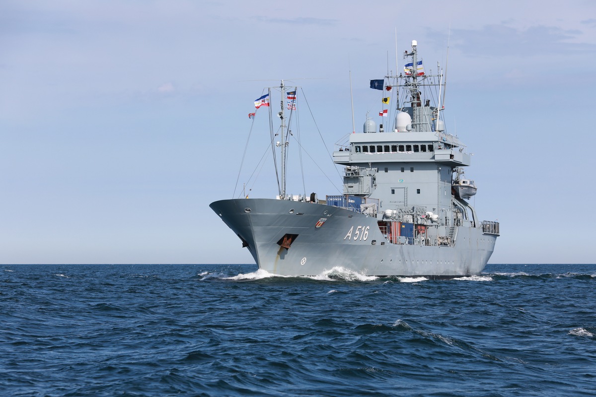 Der Tender Donau A 516 vom 1. Korvettengeschwader der Einsatzflottille 1 fährt im Seegebiet vor Warnemünde.