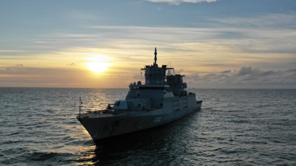 Die Fregatte F 222 Baden-Württemberg fährt bei Sonnenuntergang in der Nordsee während der Produktion der Kampagne "Besatzung Bravo“,