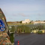 Das Deployable Control and Reporting Centre (DCRCDeployable Control and Reporting Centre): Ein mobiler Gefechtsstand der Bundeswehr mit Hochleistungs-Rechneranlagen, die auf engstem Raum in Servercontainern verbaut sind.