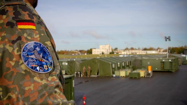 Das Deployable Control and Reporting Centre (DCRCDeployable Control and Reporting Centre): Ein mobiler Gefechtsstand der Bundeswehr mit Hochleistungs-Rechneranlagen, die auf engstem Raum in Servercontainern verbaut sind.