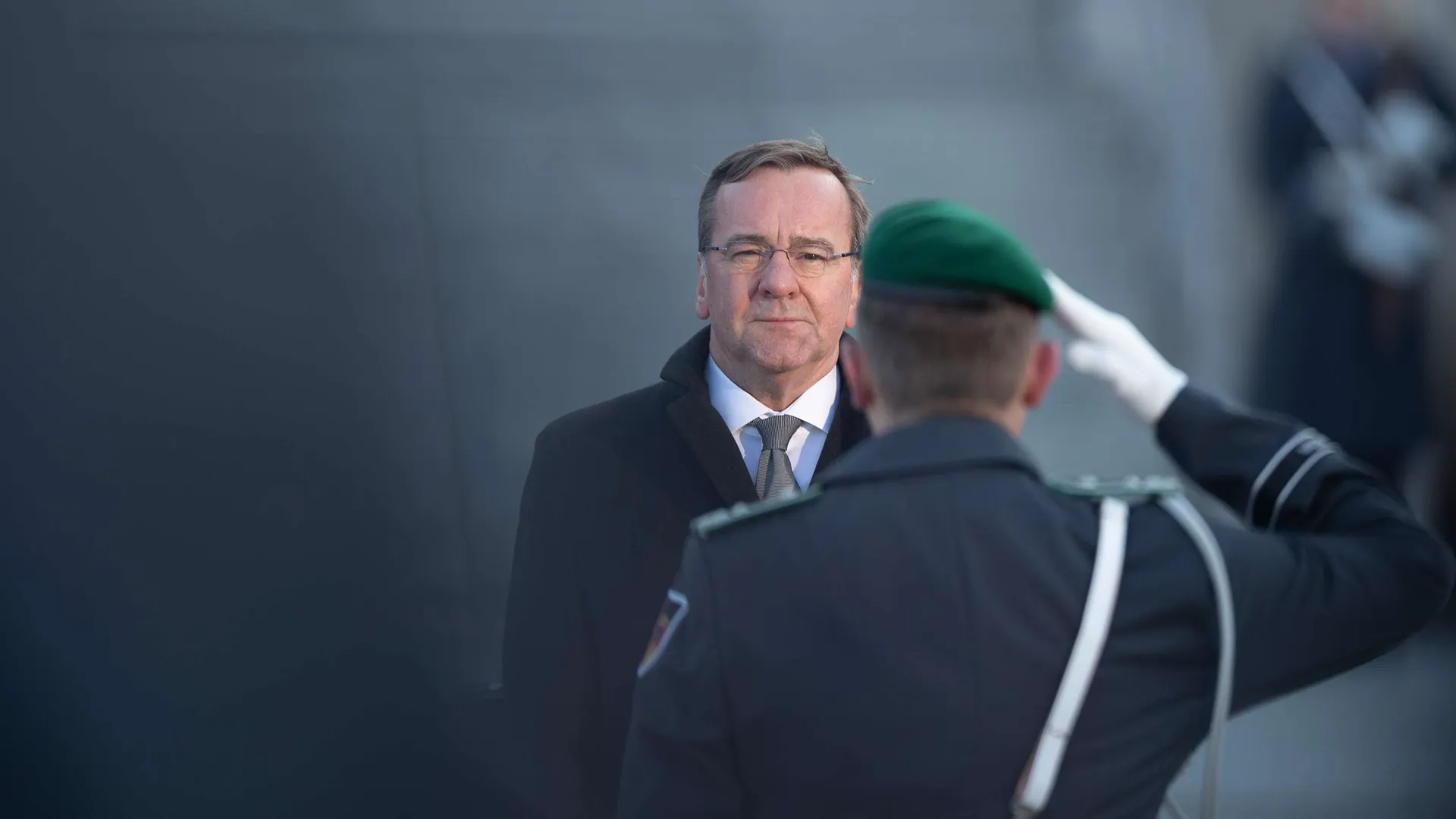 Bundeswehr-Reform: Begrüßung im Bendlerblock: Die erste Meldung an den neuen Verteidigungsminister Boris Pistorius.
