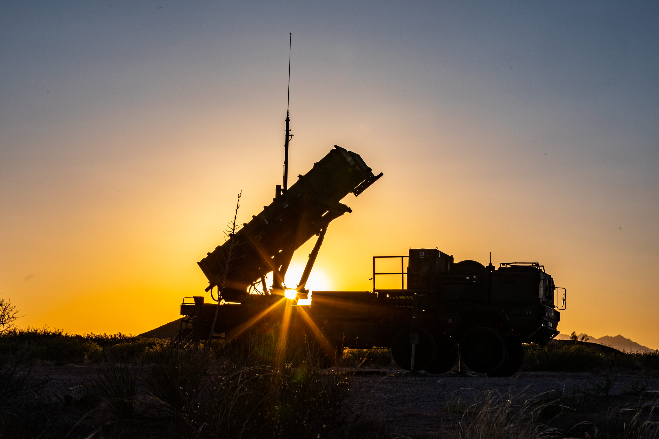 Deutschland Ein Startgerät des Flugabwehrraketensystems Patriot vom Taktischen Aus- und Weiterbildungszentrum Flugabwehrraketen der Luftwaffe USA steht bei Sonnenuntergang in der Wüste in Fort Bliss/El Paso.