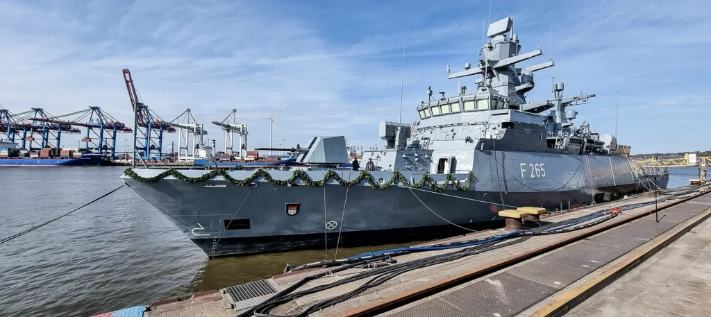 Die Korvette KÖLN aus dem zweiten Baulos der K130 steht zur Taufe in der Werft von Blohm+Voss.