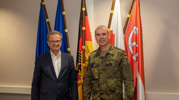 Generalmajor Gerald Funke gemeinsam mit dem Chefredakteur