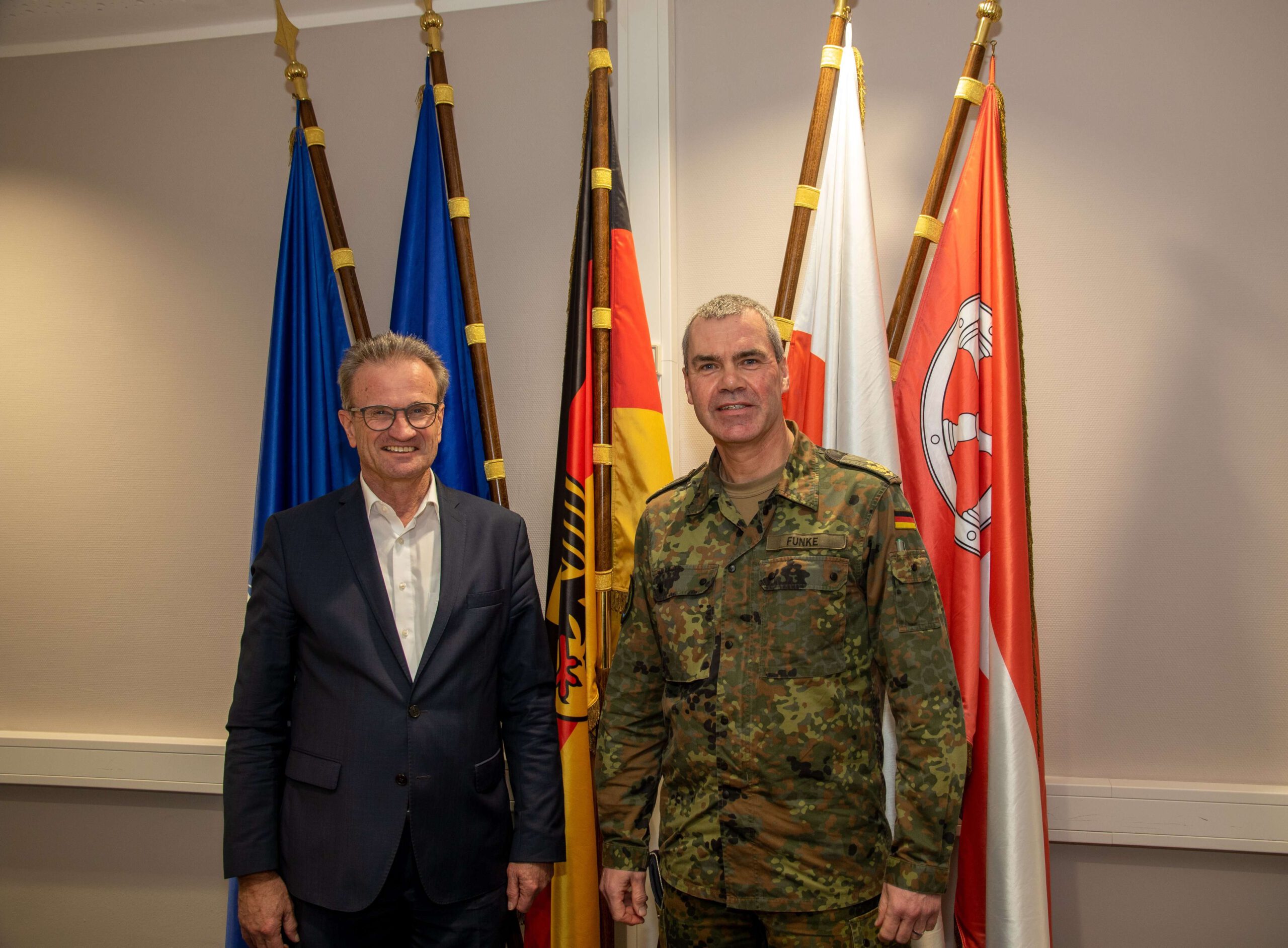 Generalmajor Gerald Funke gemeinsam mit dem Chefredakteur