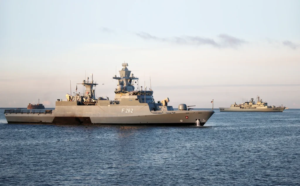Die Korvette F 262 Erfurt verlässt den Hafen im Rahmen des German Operational Sea Trainings (GOST) 2017 vor der Küste von Plymouth/ Großbritannien.