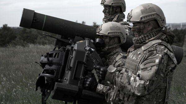 Drei Soldatinnen und Soldaten nutzen das Robotsystem 70 (RBS 70).
