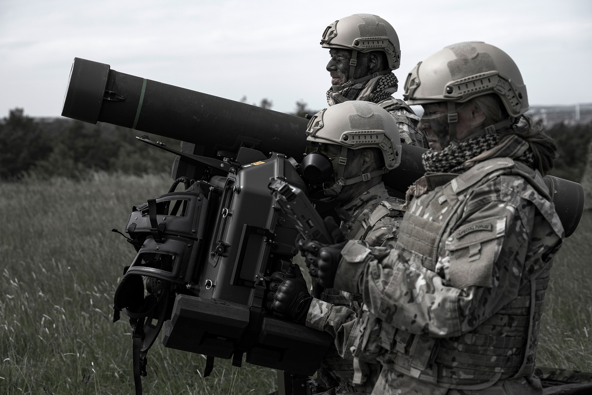 Drei Soldatinnen und Soldaten nutzen das Robotsystem 70 (RBS 70).