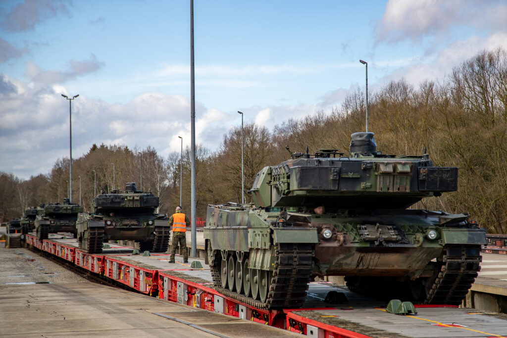 Bahnverladung der Leopard 2 A6 Panzer für die Ukraine an der Verladerampe in Bergen-Belsen.
