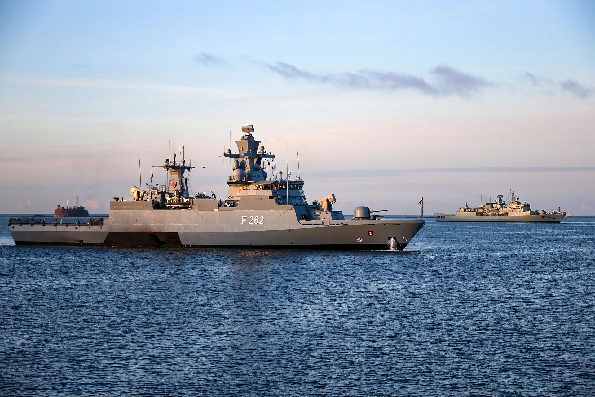Die Korvette F 262 ERFURT verlässt den Hafen im Rahmen des German Operational Sea Trainings (GOST) 2017 vor der Küste von Plymouth/Großbritannien.