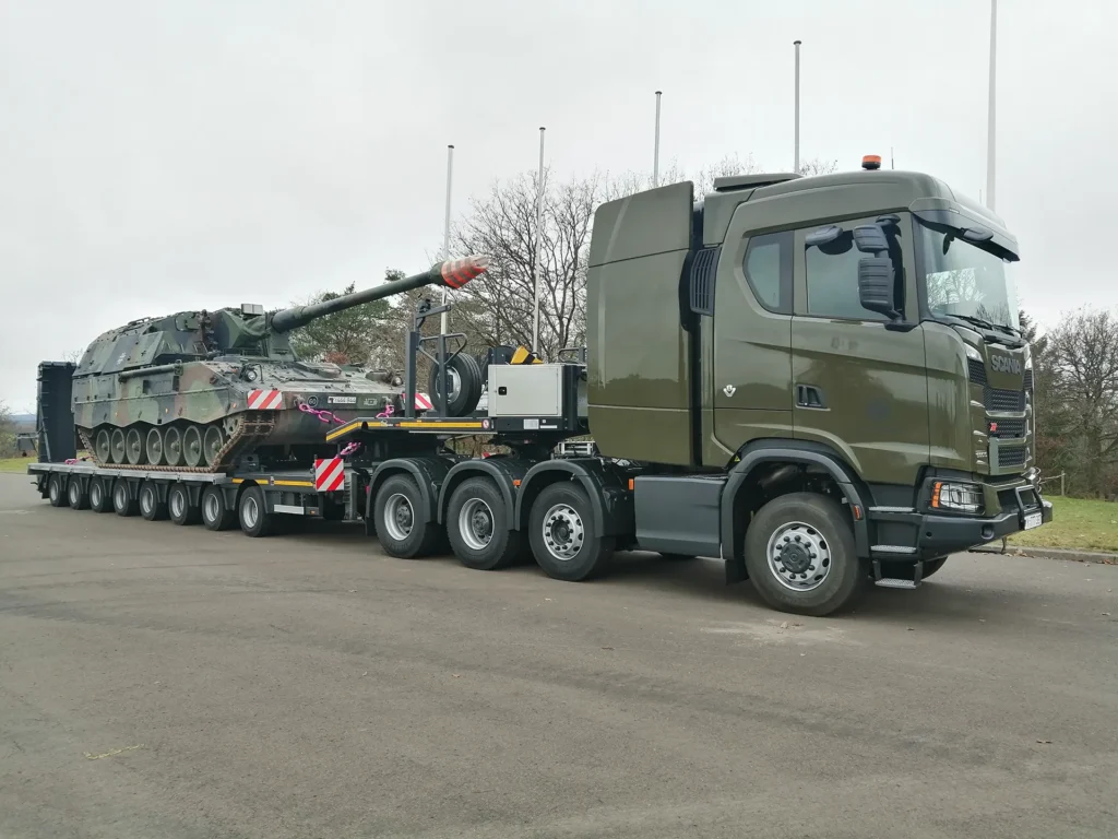 Handelsübliche Schwerlast-Sattelzugmaschine mit militärischer Sonderausstattung von Scania.