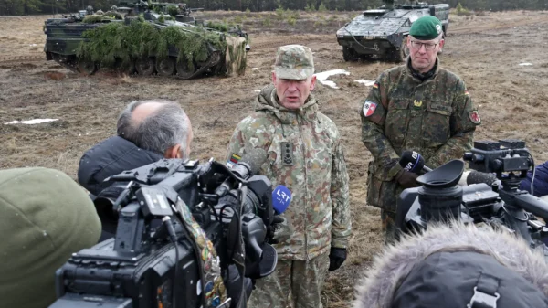 03. März 2023, Truppenübungsplatz Pabrade, Litauen: Generalleutnant Valdemaras Rupšys, litauischer Chief of Defence (links) und Brigadegeneral Christian Nawrat, Kommandeur Panzergrenadierbrigade 41 "Vorpommern" vor der Presse. Im Hintergrund Schützenpanzer Marder 1A3 (links) und GTK Boxer GTFz des Gefechtsverbandes Jägerbataillon 413 der DEU eVA Bde LTU.