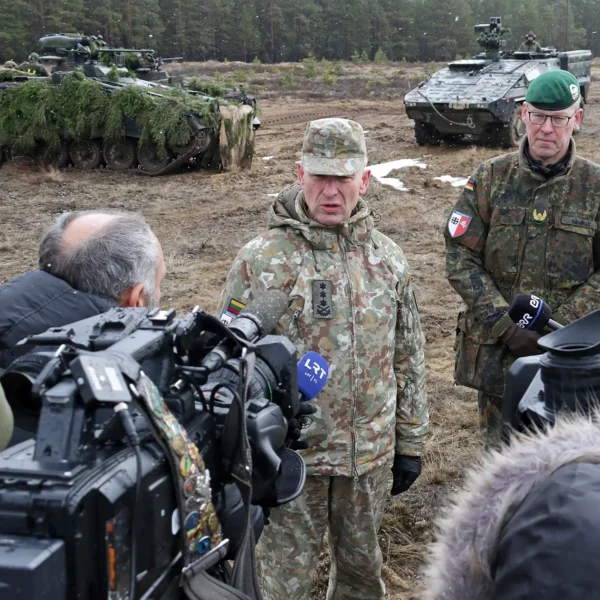 03. März 2023, Truppenübungsplatz Pabrade, Litauen: Generalleutnant Valdemaras Rupšys, litauischer Chief of Defence (links) und Brigadegeneral Christian Nawrat, Kommandeur Panzergrenadierbrigade 41 "Vorpommern" vor der Presse. Im Hintergrund Schützenpanzer Marder 1A3 (links) und GTK Boxer GTFz des Gefechtsverbandes Jägerbataillon 413 der DEU eVA Bde LTU.