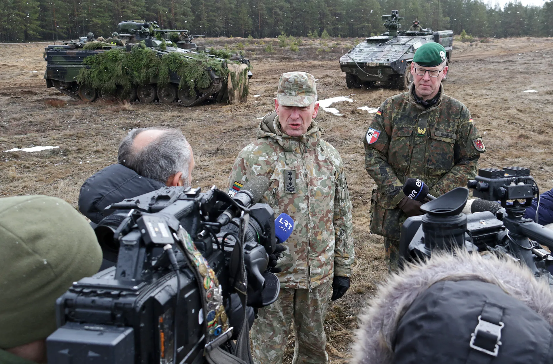 03. März 2023, Truppenübungsplatz Pabrade, Litauen: Generalleutnant Valdemaras Rupšys, litauischer Chief of Defence (links) und Brigadegeneral Christian Nawrat, Kommandeur Panzergrenadierbrigade 41 "Vorpommern" vor der Presse. Im Hintergrund Schützenpanzer Marder 1A3 (links) und GTK Boxer GTFz des Gefechtsverbandes Jägerbataillon 413 der DEU eVA Bde LTU.