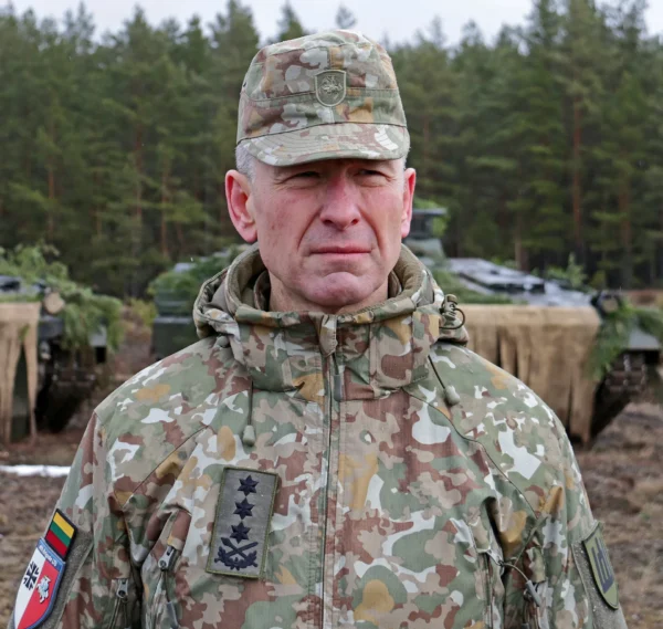 Generalleutnant Valdemaras Rupšys, litauischer Chief of Defence, besucht den Gefechtsverband Jägerbataillon 413 der DEU eVA Bde LTU auf dem Truppenübungsplatz Pabrade. Im Hintergrund Schützenpanzer Marder 1A3 des deutschen Gefechtsverbandes.