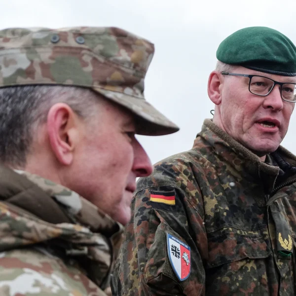 Lieutenant General Valdemaras Rupšys, Chief of Defence der Republik Litauen, und Brigadegeneral Christian Nawrat, Kommandeur der Panzergrenadierbrigade 41 aus Neubrandenburg.