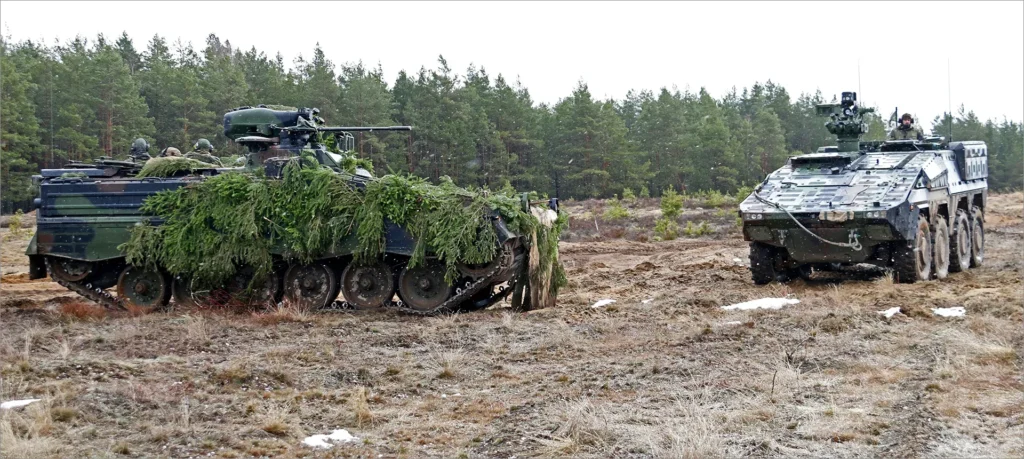 Der Gefechtsverband Jägerbataillon 413 der DEU eVA Bde LTU ist mit Schützenpanzern Marder 1A3 (links) und dem Gepanzerten Transport-Kraftfahrzeug GTK Boxer in der Variante GTFz (Gruppentransportfahrzeug) ausgerüstet.