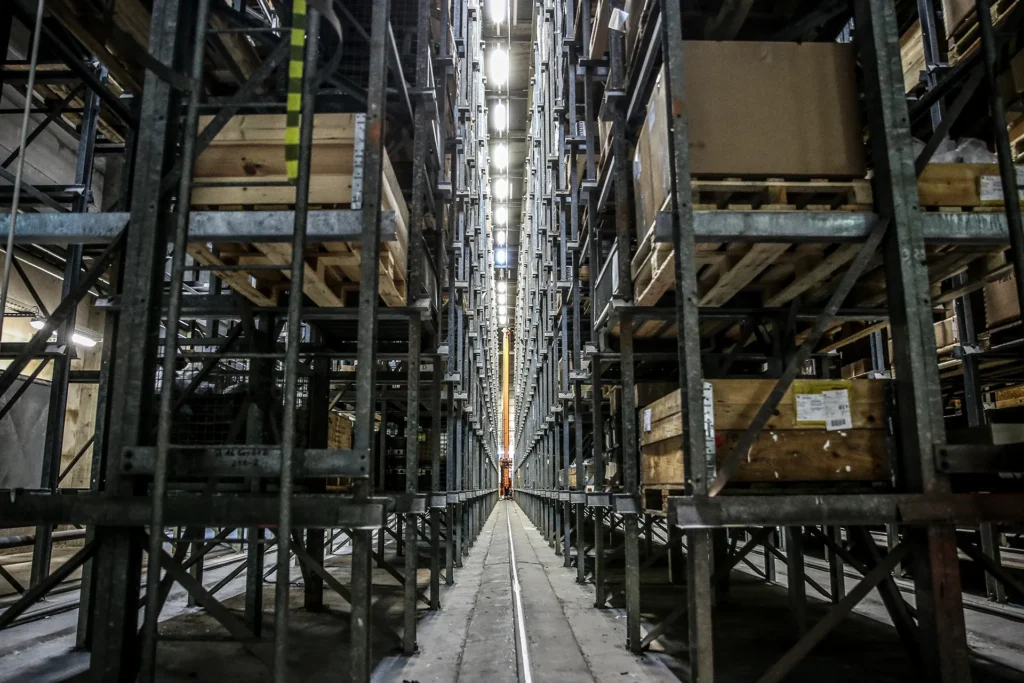 Herausforderung Innovationsvorhaben Digitale Transformation: Hochregallager stehen in einer Halle auf dem Gelände des Materiallagers Zeithain.