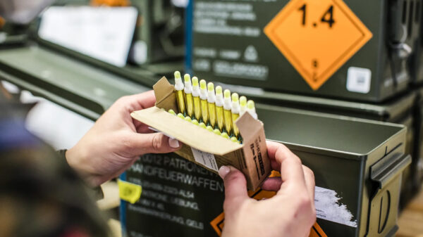 Eine Soldatin von den Unterstützungskräften vom Kommando Spezialkräfte zählt Munition im Munitionslager in Calw.