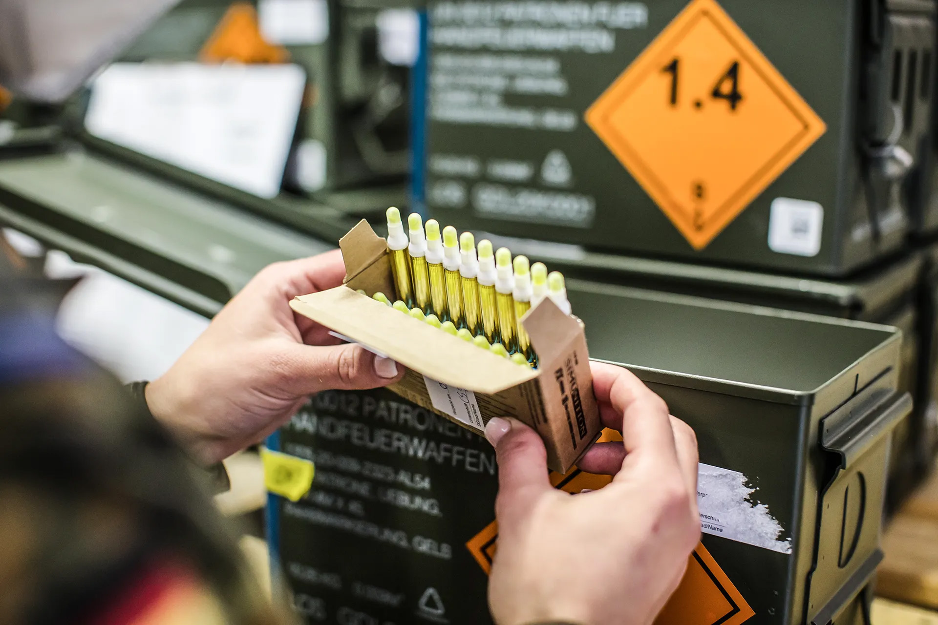 Eine Soldatin von den Unterstützungskräften vom Kommando Spezialkräfte zählt Munition im Munitionslager in Calw.