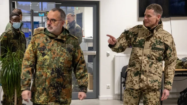 Der Inspekteur des Sanitätsdienstes, Generaloberstabsarzt Dr. Ulrich Baumgärtner, verabschiedete das Vorkommando vergangenen Mittwoch in Wunstorf in die Türkei.
