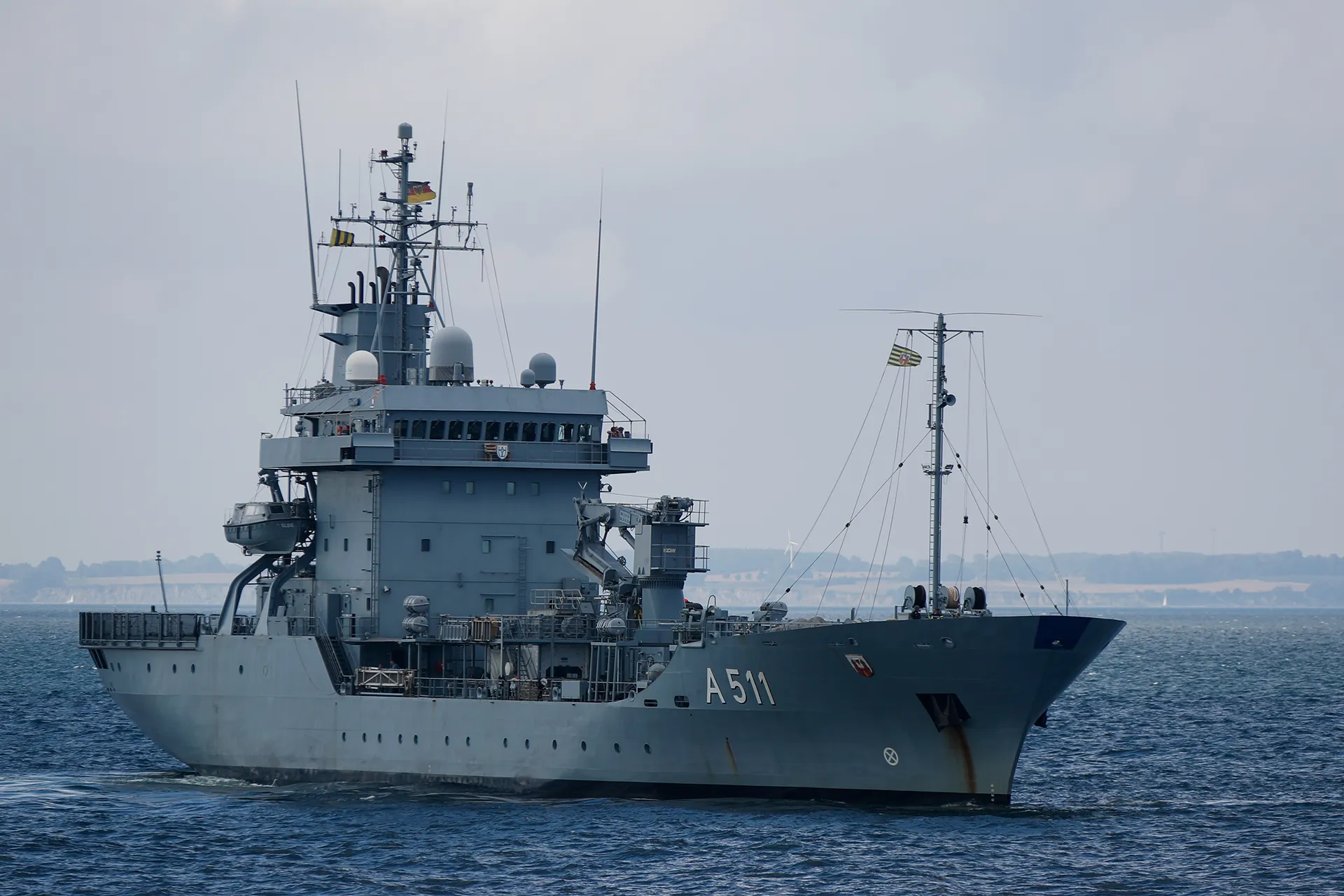 Der Tender A 511 Elbe fährt in der Eckernförder Bucht im Rahmen der Marinesanitätsübung Schneller Delphin 2022, am 25.08.2022.