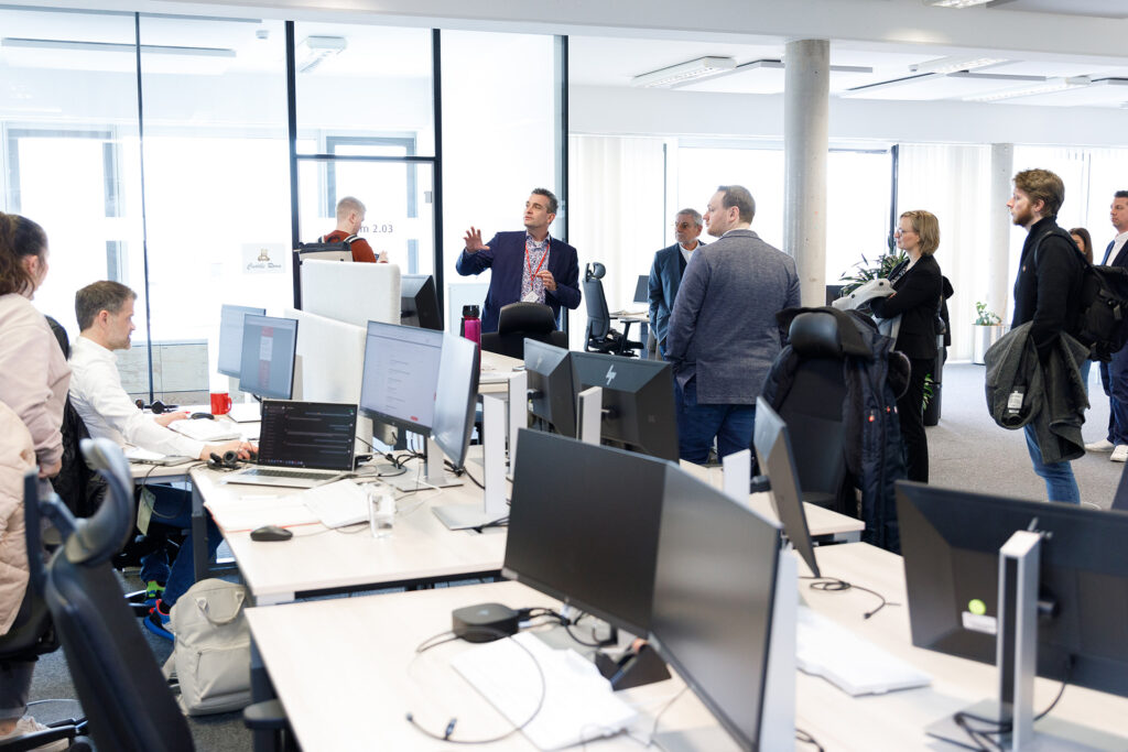 Um moderne und flexibel nutzbare Arbeitsplätze für rund 1.000 Mitarbeitende zu schaffen, wurden am Standort Auermühle in Bonn rund 12.000 qm Bürofläche mit knapp 500 Arbeitsplätzen modernisiert.