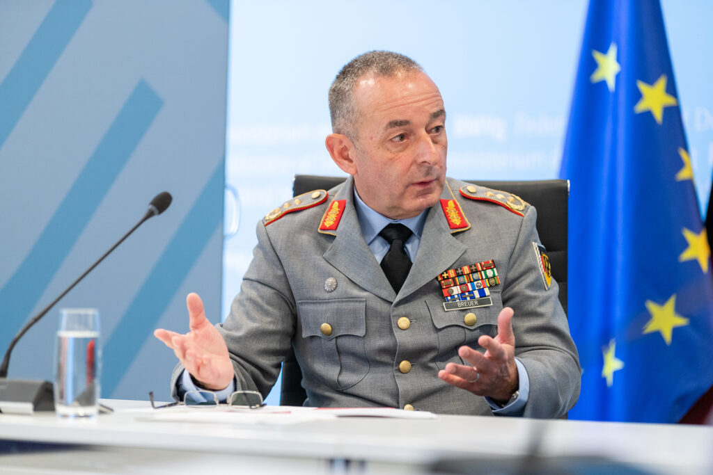 Generalleutnant Carsten Breuer, Kommandeur des Territorialen Führungskommandos der Bundeswehr, beantwortet Fragen während eines Interviews im Rahmen des Formates "Nachgefragt" im BMVg in Berlin, am 27. September 2022.