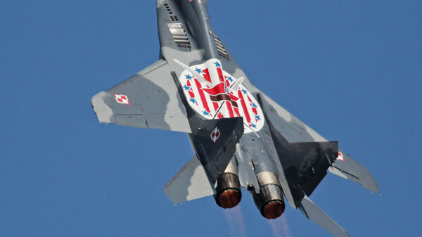 Eine MiG-29 der polnischen Luftwaffe steigt mit eingeschalteten Nachbrennern beider Triebwerke steil in den Himmel auf.
