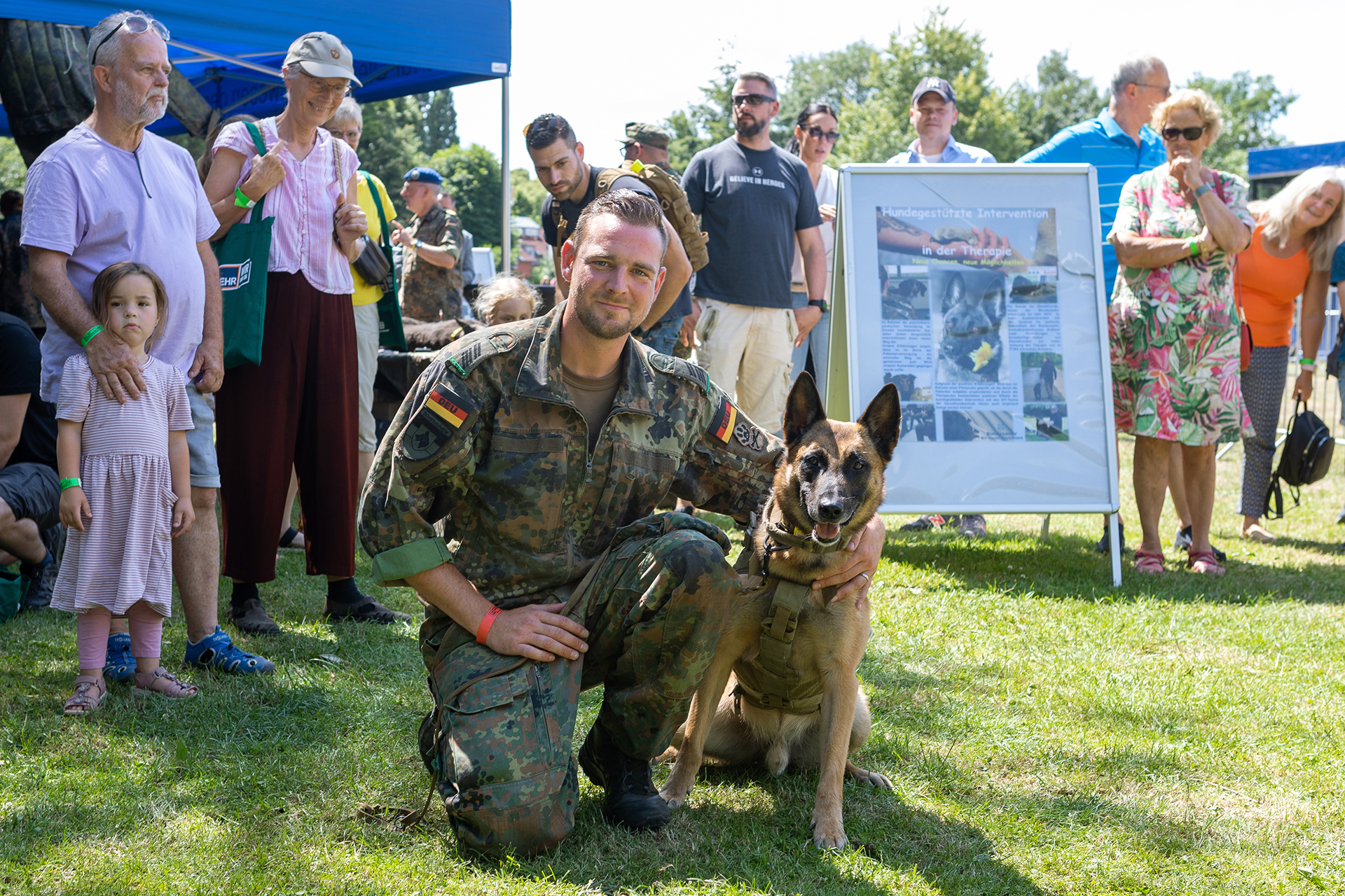 Ein Soldat posiert mit seinem Diensthund am Tag der Bundeswehr 2022 in Warendorf.