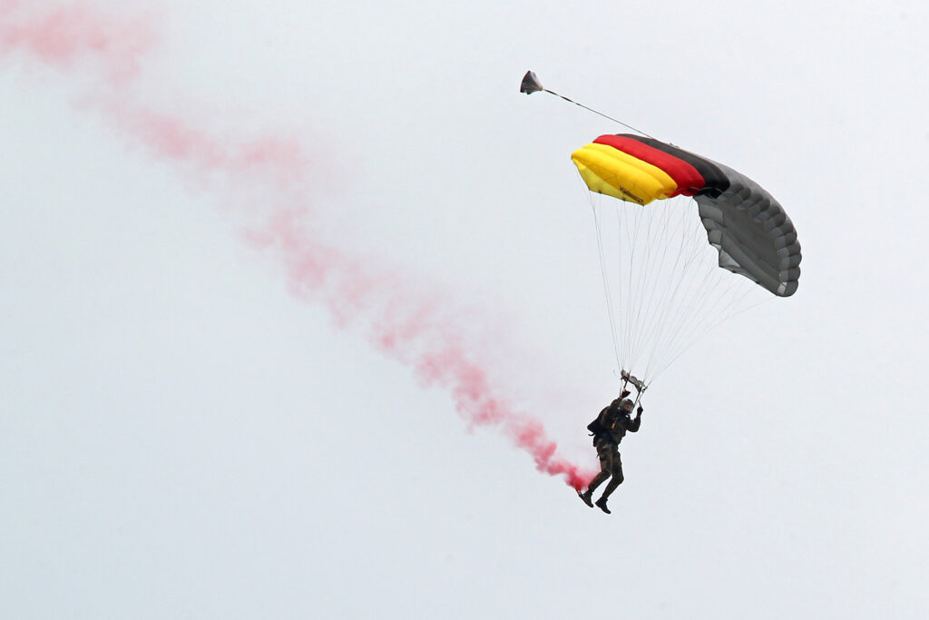 Freifaller aus Stadtallendorf demonstrieren ihr Können am Tag der Bundeswehr 2015 in Fritzlar.