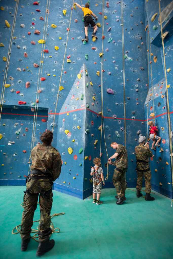 Beim Gebirgsjägerbataillon 232 in Bischofswiesen konnten die kleinen Besucher am Tag der Bundeswehr 2015 selbst klettern.