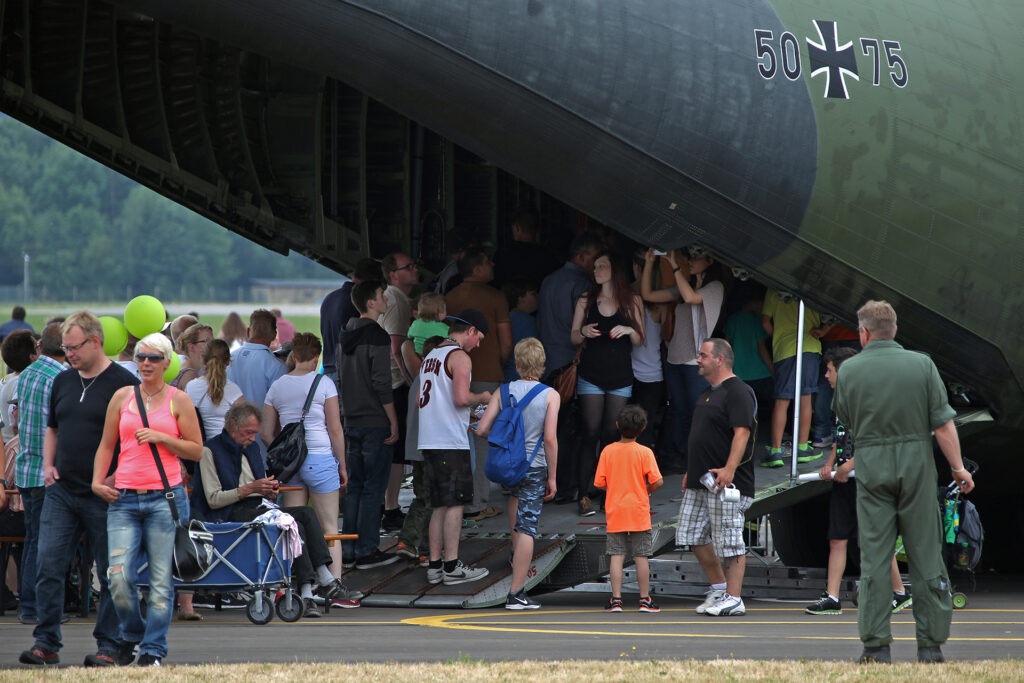 Großer Andrang an der Transall am Tag der Bundeswehr 2015 in Fritzlar.