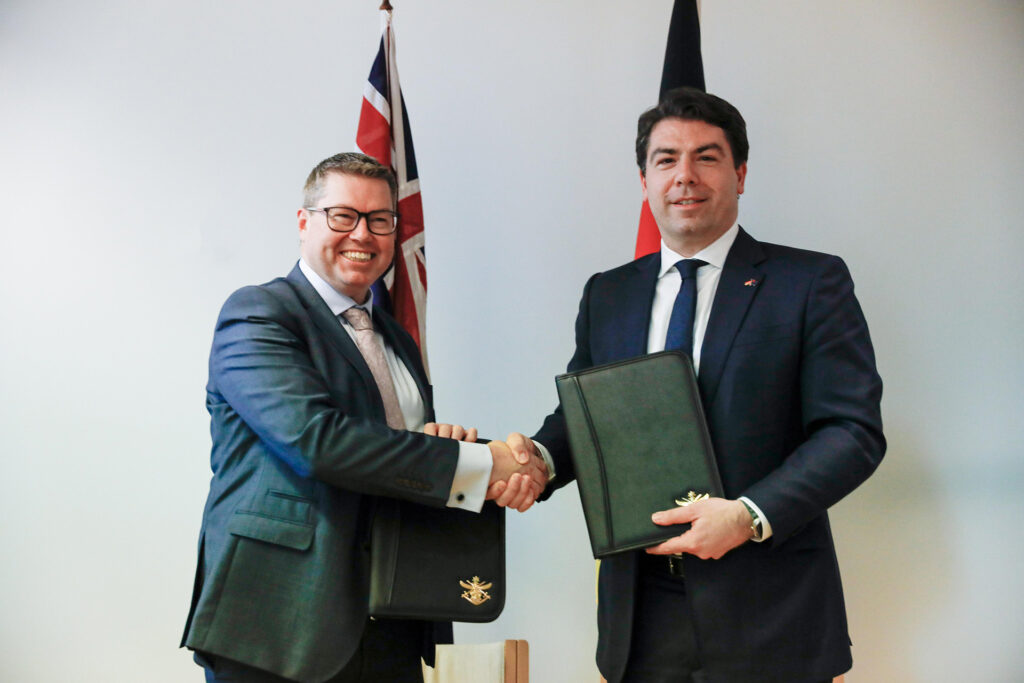 Der australische Verteidigungsminister Pat Conroy (links) und der deutsche parlamentarische Staatssekretär für Verteidigung, Thomas Hitschler, haben am 23. März 2023 im Parliament House in Canberra eine Kooperationserklärung zur Produktion schwerer Boxer-Waffenträgerfahrzeuge unterzeichnet.